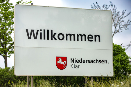 Symbolfoto Verkehrstafel Bundesland