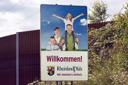 Symbolfoto Verkehrstafel Bundesland