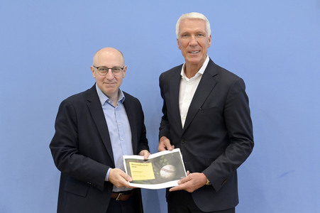 Bundespressekonferenz Wirtschaftsschutzbericht in Berlin