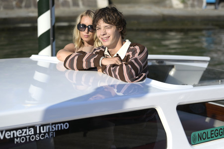 Abfahrt von Paul Kircher und Ludivine Sagnier vom Hotel Excelsior, Internationale Filmfestspiele von Venedig 2024