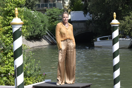 Ankunft von Claudia Gerini am Hotel Excelsior, Internationale Filmfestspiele von Venedig 2024