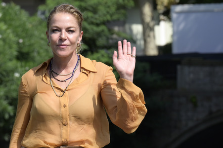 Ankunft von Claudia Gerini am Hotel Excelsior, Internationale Filmfestspiele von Venedig 2024