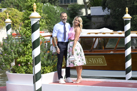 Ankunft von Katia Pedrotti und Ascanio Pacelli am Hotel Excelsior, Internationale Filmfestspiele von Venedig 2024