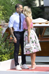 Ankunft von Katia Pedrotti und Ascanio Pacelli am Hotel Excelsior, Internationale Filmfestspiele von Venedig 2024