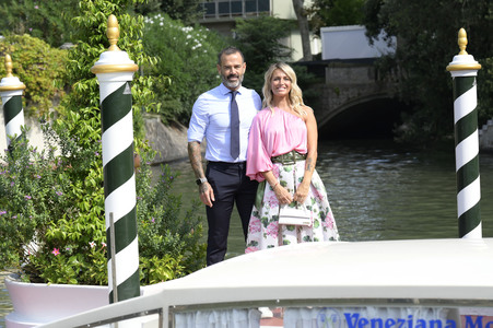 Ankunft von Katia Pedrotti und Ascanio Pacelli am Hotel Excelsior, Internationale Filmfestspiele von Venedig 2024