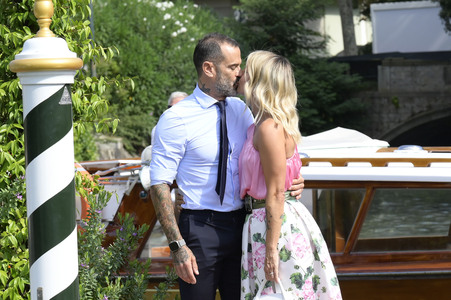 Ankunft von Katia Pedrotti und Ascanio Pacelli am Hotel Excelsior, Internationale Filmfestspiele von Venedig 2024