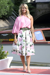 Ankunft von Katia Pedrotti und Ascanio Pacelli am Hotel Excelsior, Internationale Filmfestspiele von Venedig 2024