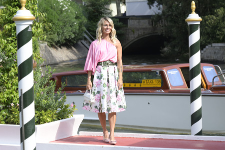 Ankunft von Katia Pedrotti und Ascanio Pacelli am Hotel Excelsior, Internationale Filmfestspiele von Venedig 2024