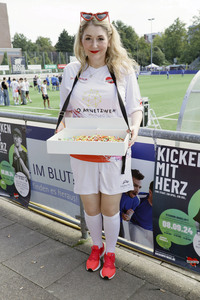 Benefiz-Fußballspiel 'Kicken mit Herz' 2024 in Hamburg