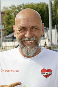 Benefiz-Fußballspiel 'Kicken mit Herz' 2024 in Hamburg