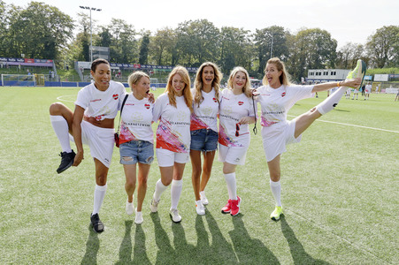Benefiz-Fußballspiel 'Kicken mit Herz' 2024 in Hamburg