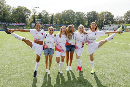 Benefiz-Fußballspiel 'Kicken mit Herz' 2024 in Hamburg