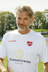 Benefiz-Fußballspiel 'Kicken mit Herz' 2024 in Hamburg