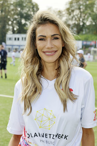 Benefiz-Fußballspiel 'Kicken mit Herz' 2024 in Hamburg