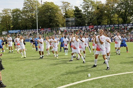 Benefiz-Fußballspiel 'Kicken mit Herz' 2024 in Hamburg