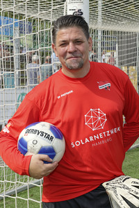 Benefiz-Fußballspiel 'Kicken mit Herz' 2024 in Hamburg