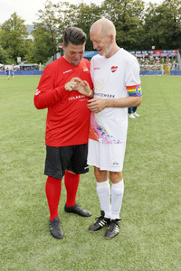 Benefiz-Fußballspiel 'Kicken mit Herz' 2024 in Hamburg