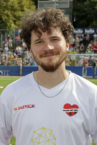 Benefiz-Fußballspiel 'Kicken mit Herz' 2024 in Hamburg