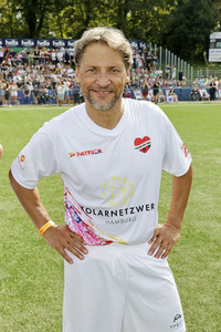 Benefiz-Fußballspiel 'Kicken mit Herz' 2024 in Hamburg