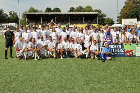 Benefiz-Fußballspiel 'Kicken mit Herz' 2024 in Hamburg