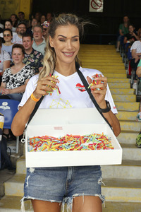 Benefiz-Fußballspiel 'Kicken mit Herz' 2024 in Hamburg