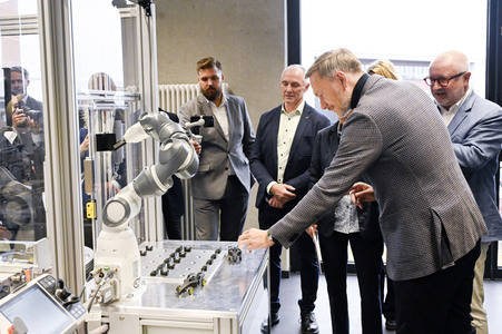 Christian Lindner zu Besuch im ABB-Ausbildungszentrum Berlin-Pankow