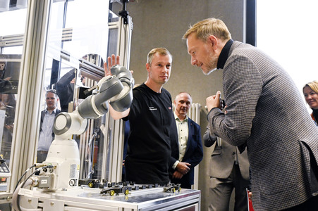 Christian Lindner zu Besuch im ABB-Ausbildungszentrum Berlin-Pankow