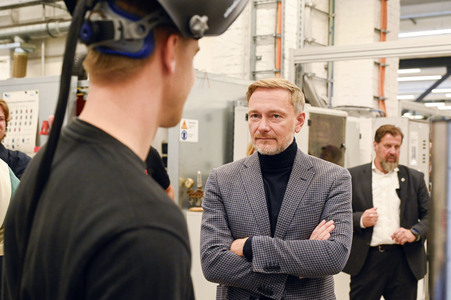 Christian Lindner zu Besuch im ABB-Ausbildungszentrum Berlin-Pankow