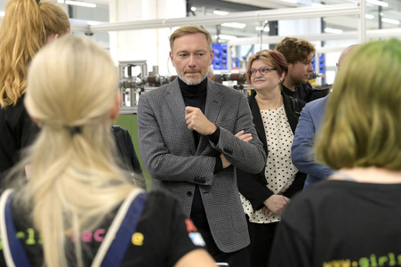 Christian Lindner zu Besuch im ABB-Ausbildungszentrum Berlin-Pankow