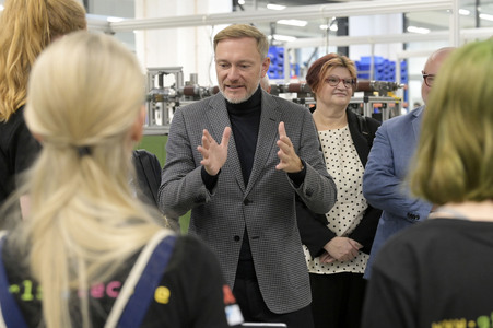 Christian Lindner zu Besuch im ABB-Ausbildungszentrum Berlin-Pankow