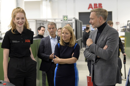 Christian Lindner zu Besuch im ABB-Ausbildungszentrum Berlin-Pankow