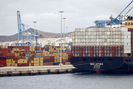 Symbolfoto Container-Hafen