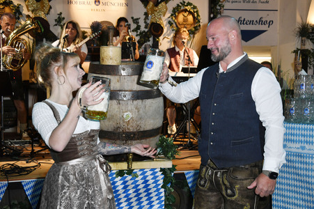 Wiesn Anstich 2024 im Hofbräu Berlin