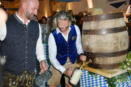 Wiesn Anstich 2024 im Hofbräu Berlin