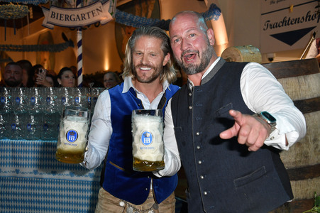 Wiesn Anstich 2024 im Hofbräu Berlin