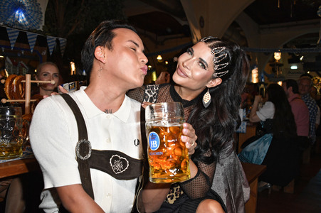 Wiesn Anstich 2024 im Hofbräu Berlin