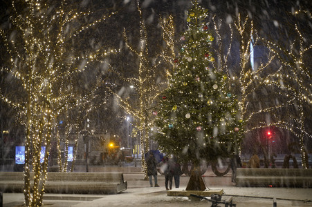 Winterabend auf dem Mercedes-Platz in Berlin