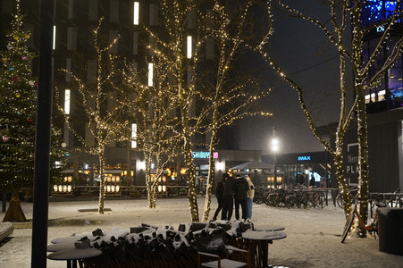 Winterabend auf dem Mercedes-Platz in Berlin