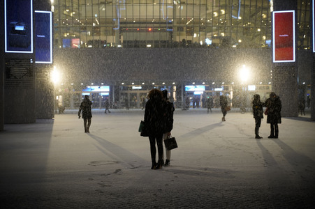 Winterabend auf dem Mercedes-Platz in Berlin