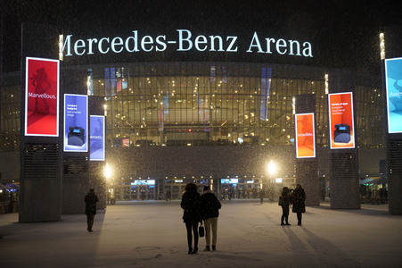 Winterabend auf dem Mercedes-Platz in Berlin
