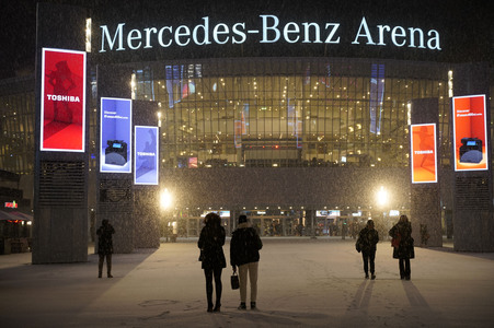 Winterabend auf dem Mercedes-Platz in Berlin