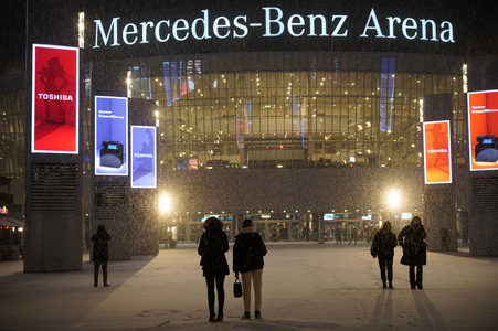 Winterabend auf dem Mercedes-Platz in Berlin