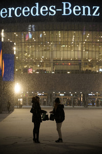 Winterabend auf dem Mercedes-Platz in Berlin