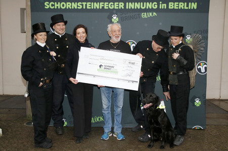 Spendenscheck-Übergabe mit Dieter Hallervorden in Berlin