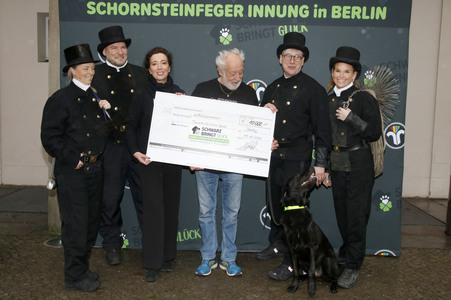 Spendenscheck-Übergabe mit Dieter Hallervorden in Berlin
