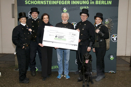 Spendenscheck-Übergabe mit Dieter Hallervorden in Berlin