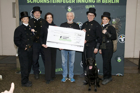 Spendenscheck-Übergabe mit Dieter Hallervorden in Berlin