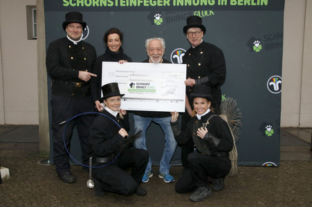Spendenscheck-Übergabe mit Dieter Hallervorden in Berlin