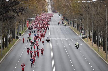 Weihnachtsmann Solidaritätslauf in Madrid