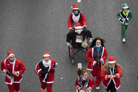Weihnachtsmann Solidaritätslauf in Madrid
